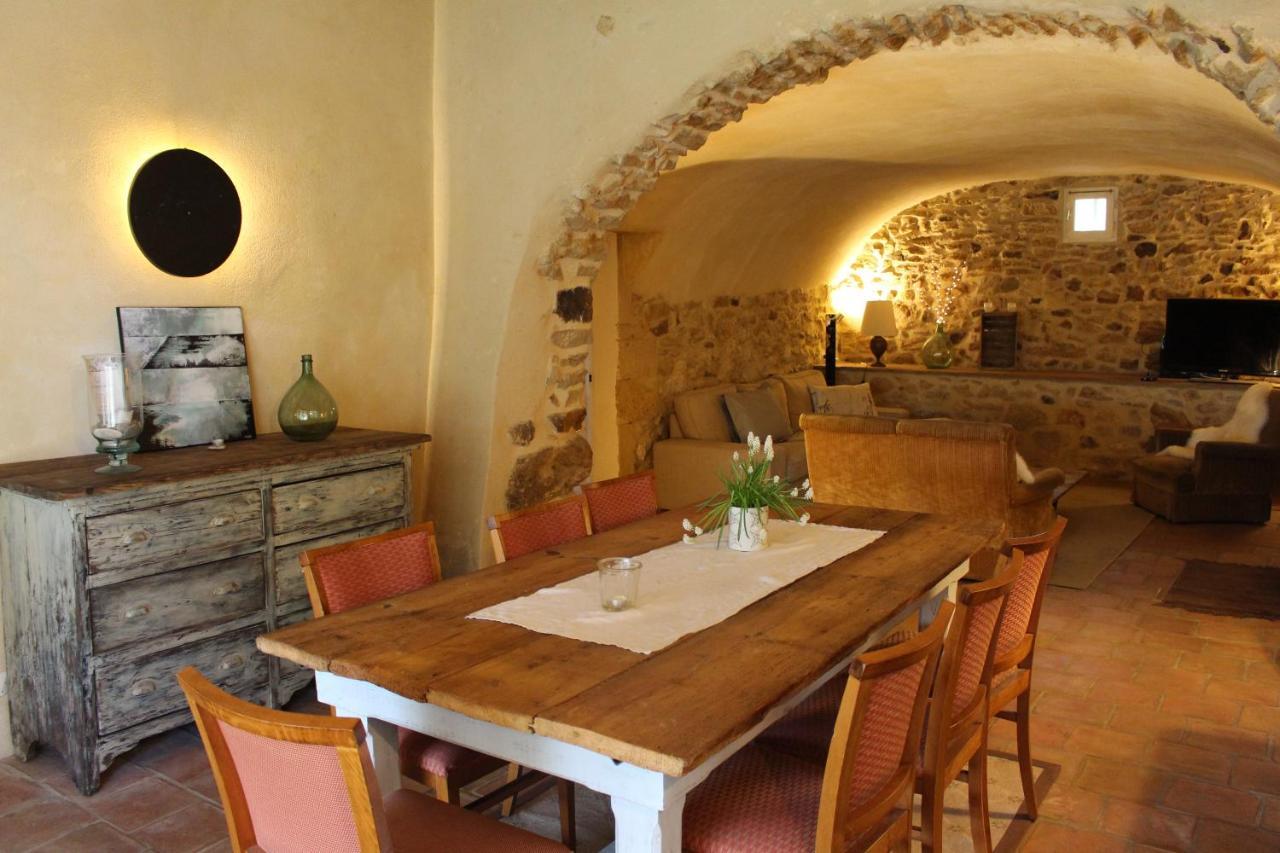 Mas Les Romarins: Tranquil Uzes Retreat with Spacious Garden Exterior photo